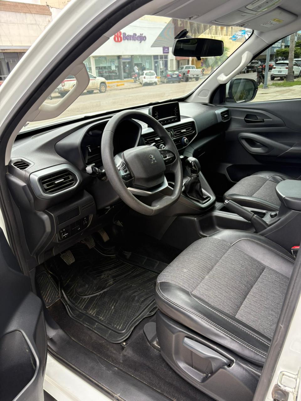 2023 Peugeot Landtrek Active 4x2 4 Gasolina 4p Camioneta